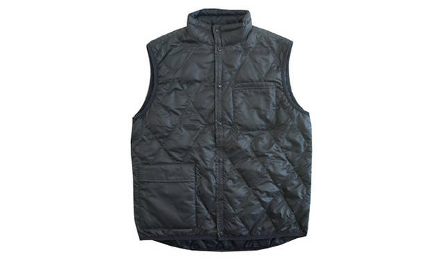 <strong>kurkku LUOMU｜クルック ルオム</strong>　ダウンベスト（ポリエステル超高密度ミニリップストップ生地）1万3965円　主にパラシュートや軍服、スポーツウェアなどアクティブな用途に用いられているリップストップ（裂け止め）素材を使用。薄く軽い素材にもかかわらず保温性に優れ、小さくたたむと手のひらサイズにすることができる。