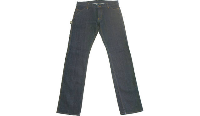 <strong>kurkku LUOMU｜クルック ルオム</strong>　デニムペインターパンツ（11.5オンスストレッチデニム生地）1万7640円　ハードワークにも耐えられる11.5オンスストレッチデニム生地を使用し、ハードさとはきやすさを両立。しゃがんだ時に背中が出ない程度の股上をもたせ、ポケットは深めに、チェンジポケットも携帯電話を入れてもかさばらないように配慮。