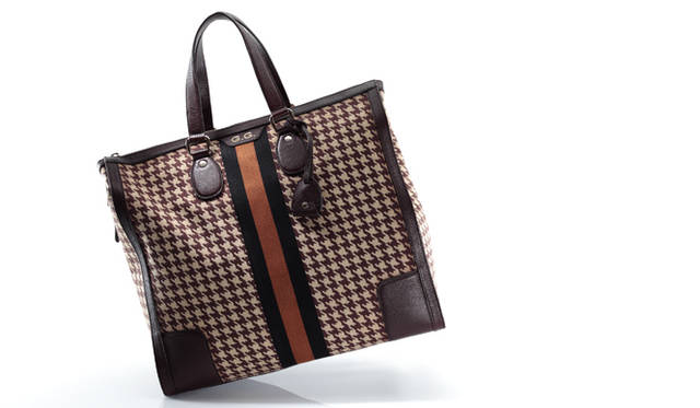 <strong>GUCCI｜グッチ</strong>　レトロなハウンドトゥース柄に、ヴィンテージ感溢れるレザーの組み合わせが、タイムレスな魅力を放つ。「セブンティーズ」コレクション バッグ [W46×H42×D22cm] 27万8250円（グッチ／グッチ ジャパン）
