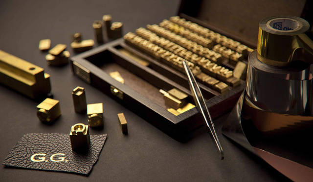 <strong>GUCCI｜グッチ</strong>　刻印はこのような道具を用いて、一つひとつ手作業でほどこされる。レトロで味わいのある書体もいい。