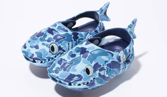 <strong>POLLIWALKS×BAPE KIDS｜ポリウォークス×ベイプキッズ®</strong>　ABC SHARK EVA SANDALS 4725円
