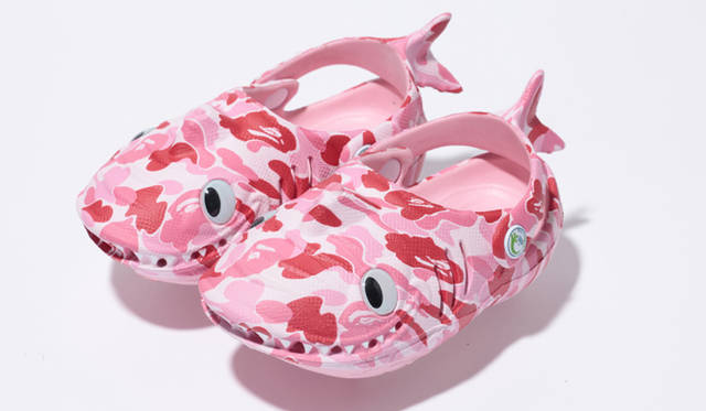 <strong>POLLIWALKS×BAPE KIDS｜ポリウォークス×ベイプキッズ®</strong>　ABC SHARK EVA SANDALS 4725円