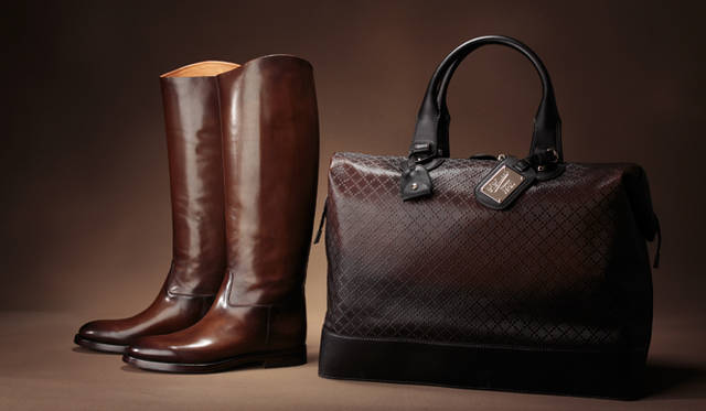 <strong>GUCCI｜グッチ</strong>　ディアマンテ カーフ ダッフル バッグ [W48×H34×D25cm] 44万1000円、ロングブーツ 15万4350円（ともにグッチ／グッチ ジャパン）