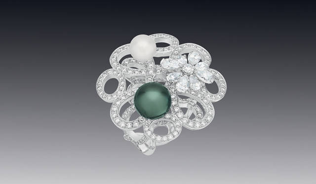 <strong>CHANEL｜シャネル</strong>　ハイ ジュエリー コレクション　「Secrets d’Orients（オリエントの秘密）」　©CHANEL