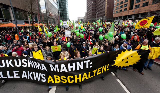 <strong>現地報告 ドイツのエネルギー事情</strong> 　 3月26日にベルリンでおこなわれた反原発デモ。©Getty Images
