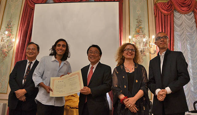 <strong>ベネッセホールディングス</strong>　「第9回ベネッセ賞」　左から、北川フラム氏、アドリアン・ヴィジャール・ロハス氏、 ベネッセホールディングス副社長 福原賢一氏、キャロリン・クリストフ＝バルギエフ氏、ル・ジェ氏