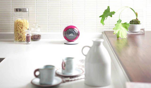 <strong>BLACK&DECKER｜ブラック・アンド・デッカー</strong>　コードレスハンディクリーナー「orb（オーブ)」　“掃除機に見えない”ことをコンセプトとした、シンプルな球体デザインを採用。直径約13センチとCD1枚分ほどのスペースに収まる。