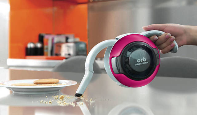 <strong>BLACK&DECKER｜ブラック・アンド・デッカー</strong>　コードレスハンディクリーナー「orb（オーブ)」　電動工具の技術などを応用した、ブラック•アンド•デッカー独自の4.8Vモーターを搭載。モーターをダストケースの近くに設計することで、750グラムの軽量・コンパクトなボディと同時に効率的な吸引を実現。