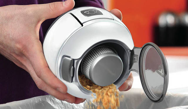 <strong>BLACK&DECKER｜ブラック・アンド・デッカー</strong>　コードレスハンディクリーナー「orb（オーブ)」　ハンドル部分を持つと同時にノズルが開き、使い終わったら充電台において収納ボタンを押すだけのシンプルな操作方法。紙パックを使わないバッグレスタイプで、ゴミ捨ては本体側面のラッチを開けてワンタッチ。