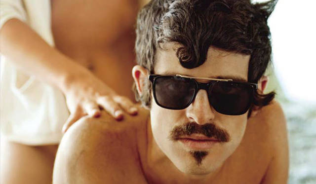 <strong>Oliver Peoples｜オリバーピープルズ</strong>　2011年はミュージシャンのデヴェンドラ・バンハートと、私生活でも恋人のレベッカをキャンペーンビジュアルに起用。南カルフォルニアを舞台に、二人の官能的な関係を自然に表現。フォトグラファーは、リサ・アイズナー。