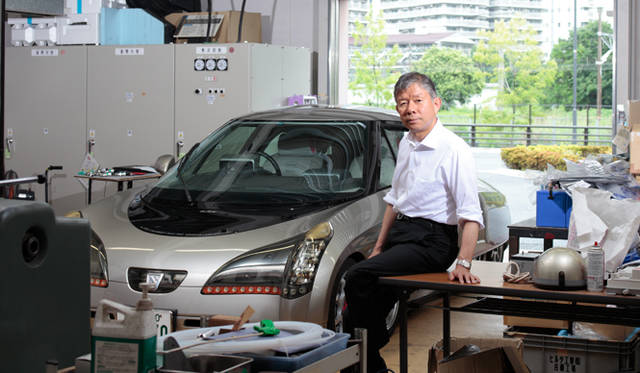 <strong>あたらしい時代づくりに取り組むひとと企業─シムドライブ編</strong>　2004年に製作された8輪の電気自動車「エリーカ」とシムドライブ社長　清水浩教授。