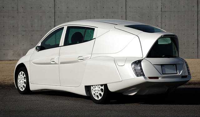 <strong>あたらしい時代づくりに取り組むひとと企業─シムドライブ編</strong>　SIM-LEIは、ボディサイズ全長4,700×全幅1,600×全高1,550mmで、車輛重量1,650kg。航続距離333kmというおどろくべき数値を記録している。