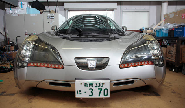 <strong>あたらしい時代づくりに取り組むひとと企業─シムドライブ編</strong>　SIM-Driveは、Shimizu In wheel Motor-Driveの略称。それぞれの車輪のなかにモーターを搭載することで、最高出力は640kWを記録。ボディサイズは全長5,100×全幅1,900×全高1,365mmと大型のボディだが、最高速度370km/hを記録している。30分で70パーセントの充電を終え、最大航続距離は300kmと公表されている。乗車定員は4名。