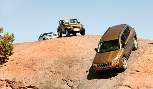 <strong>Jeep│ジープ</strong>　写真前方からグランドチェロキー 70th Anniversary Edition、ラングラー、グランドチェロキー。 