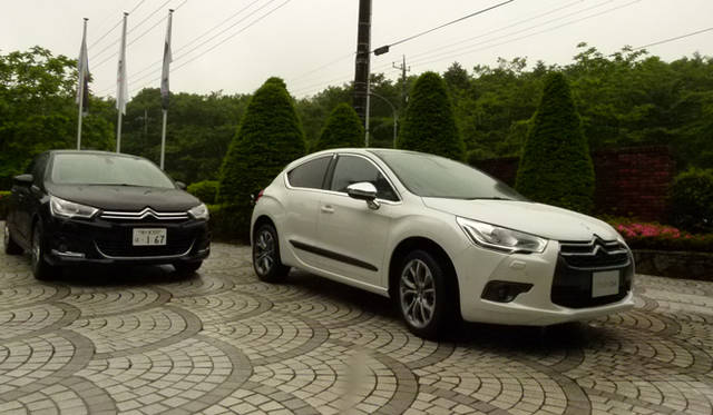 <strong>CITROEN C4｜シトロエン C4</strong>　試乗会会場では、まだ日本には未導入のシトロエン DS4（写真右）も展示された。