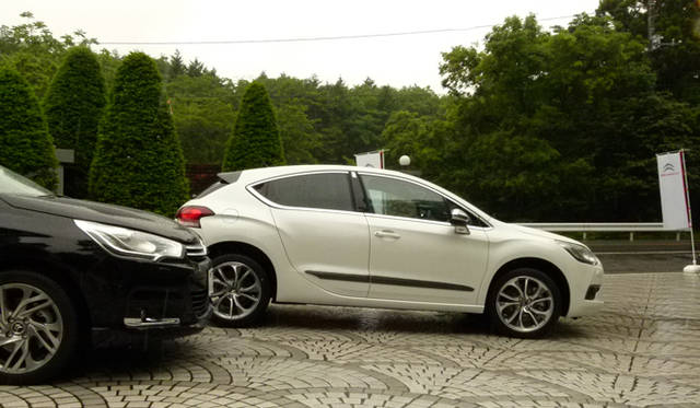 <strong>CITROEN C4｜シトロエン C4</strong>　写真左｜C4、写真右｜DS4