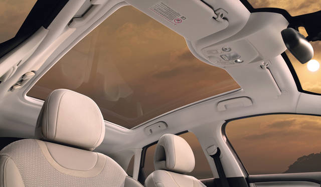 <strong>CITROEN C4｜シトロエン C4</strong>　セダクションにオプション設定されるパノラミックルーフ（17インチ軽合金ホイールとセットで17万円）。