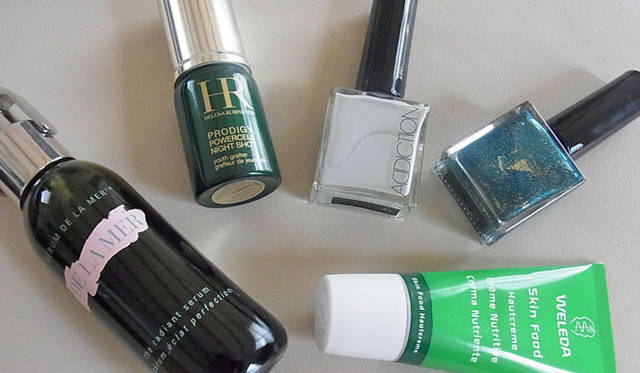 <strong>SAKURA｜第14回 これからの夏は、グリーン・ビューティ？</strong>　左下から「ドゥラメール」の美容液“ザ・ラディアント セラム”、「ヘレナ ルビンスタイン」の夜用美容液“プロディジ― パワーセル ナイトショット”（9月17日発売）、「アディクション」の新作ネイル014・015（8月19日発売）、90周年を迎えた「ヴェレダ」の全身用クリーム“スキンフード”（10月17日発売）。