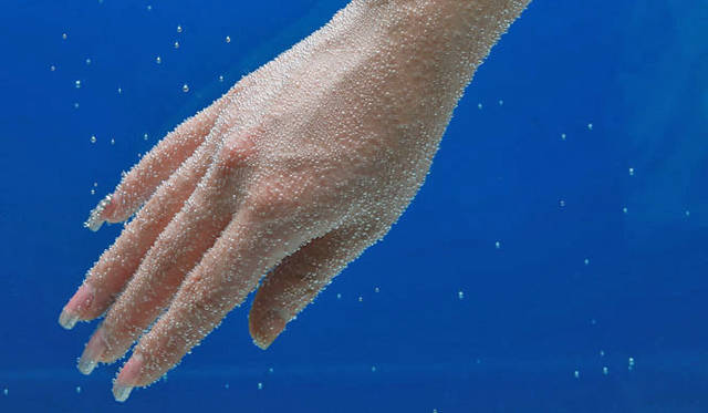 <strong>連載｜藤原美智子</strong>　本格的な「炭酸泉」が自宅のお風呂で楽しめる「人工炭酸泉温浴」。手足を炭酸泉に浸し、しばらくすると皮膚に無数の細かな泡がついてくる。