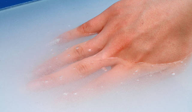 <strong>連載｜藤原美智子</strong>　ミクロの泡が全身をやさしく洗浄する「マイクロバブル温浴」。1分ほどで全体が乳白色に変わり、これがマイクロバブルと呼ばれる無数の小さな酸素をふくんだ泡に変わり、身体を優しく包み込む。