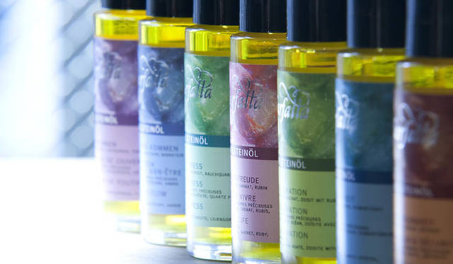 <strong>LOGONA JAPAN｜ロゴナジャパン</strong>　スイスのエッセンシャルオイルとアロマコスメのブランド「farfalla（ファファラ）」。世界中の契約農家とともにエッセンシャルオイルづくりに邁進し、ファファラならではの繊細な香りとテクスチャーが楽しめる。