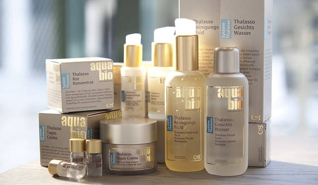 <strong>LOGONA JAPAN｜ロゴナジャパン</strong>　「aquabio（アクアビオ）」は、女性の肌のライフサイクルに合わせて開発された“実感できるナチュラル・エイジングケア”。30代向けのフィトシステム、40代向けのタラソシステム、50代以降にお薦めのゴールドシステムと、肌のニーズと段階に合わせたお手入れが可能なホームスパ製品。