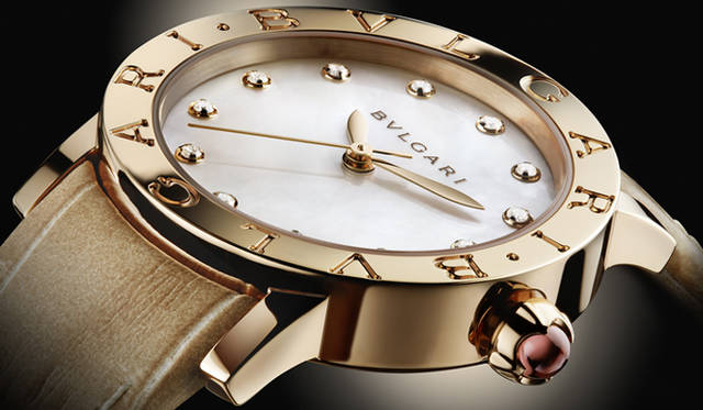 <strong>BVLGARI│ブルガリ</strong>　カボションカットされたピンクストーンは、ジュエラーならではの優美なデザイン。柔らかな曲線をなぞる針も、手もとにエレガンスと与えてくれる。「ブルガリ・ブルガリ」 [PG×ダイヤモンド×MOP] 123万9000円 （ブルガリ／ブルガリ ジャパン）