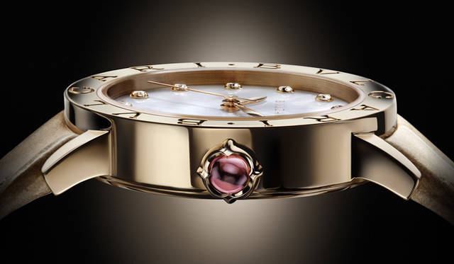 <strong>BVLGARI│ブルガリ</strong>　ほど良く厚みのあるケースが安定感を演出。ケースと一体型のストラップにデザインチェンジすることでよりしなやかなフォルムとなった。「ブルガリ・ブルガリ」 [PG×ダイヤモンド×MOP] 123万9000円 （ブルガリ／ブルガリ ジャパン）