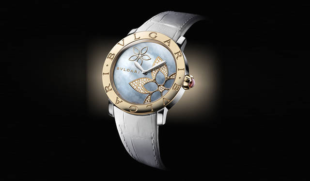 <strong>BVLGARI│ブルガリ</strong>　マザーオブパールのダイヤルの上に配されたフラワーモチーフは、ブルガリの今年のテーマである「メディテラネアン・エデン（地中海の楽園）」から着想を得たもの。まるで海の上にそっと浮かべられた花びらのように、美しさを誇る。ピンクゴールドと真っ白なストラップの組み合わせも好相性。「ブルガリ・ブルガリ メディテラネアン・ガーデン」 [PG×SS×ダイヤモンド×MOP] 86万1000円 （ブルガリ／ブルガリ ジャパン）