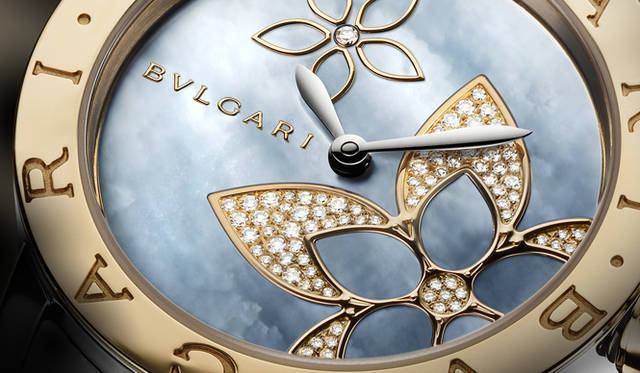 <strong>BVLGARI│ブルガリ</strong>　まるでキャンバスに描かれる絵のように、ダイヤル上にフラワーモチーフが大胆に配されて。マザーオブパールは丹念に彫られ、そこにパヴェ・セッティングされたダイヤモンドが輝く。「ブルガリ・ブルガリ メディテラネアン・ガーデン」  [PG×SS×ダイヤモンド×MOP] 86万1000円 （ブルガリ／ブルガリ ジャパン）