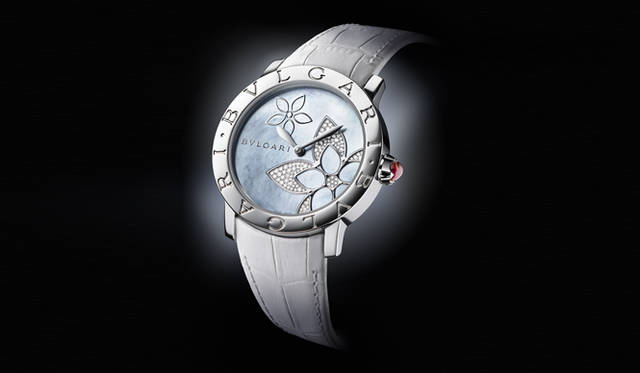 <strong>BVLGARI│ブルガリ</strong>　シンプルなフェミニニティを薫らせる、ホワイトゴールドのケースと、ブラックマザーオブパールのダイヤル、ピンクのクラウン、そして真っ白なアリゲーターストラップの組み合わせ。「ブルガリ・ブルガリ メディテラネアン・ガーデン」  [SS×ダイヤモンド×MOP] 71万4000円 （ブルガリ／ブルガリ ジャパン）