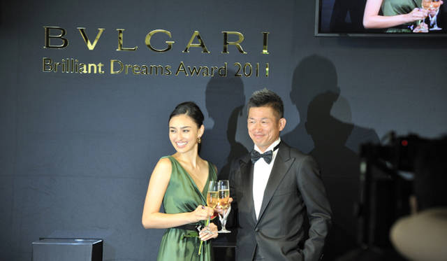 <strong>BVLGARI｜「ブルガリ ブリリアント・ドリーム・アワード 2011」</strong>　これまで数かずの「輝いているひと」が受賞してきたこのアワード。2011年の受賞者はモデルの長谷川潤さんとサッカー選手の三浦知良さん。