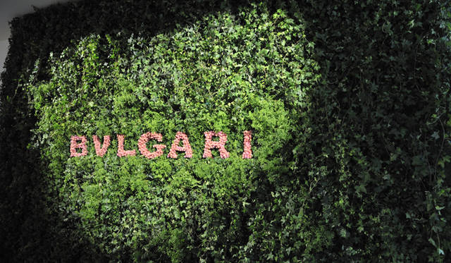 <strong>BVLGARI｜「ブルガリ・ブルガリ」パーティリポート</strong>　会場の入り口。今年のジュエリーテーマである「メディテラネアン・エデン（地中海の楽園）」をイメージして、会場の随所にグリーンが飾られた。