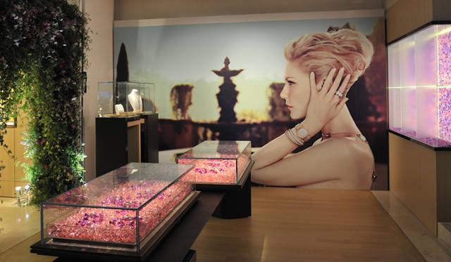 <strong>BVLGARI｜「ブルガリ・ブルガリ」パーティリポート</strong>　壁面には、キルスティン・ダンストが登場する広告ビジュアルも。