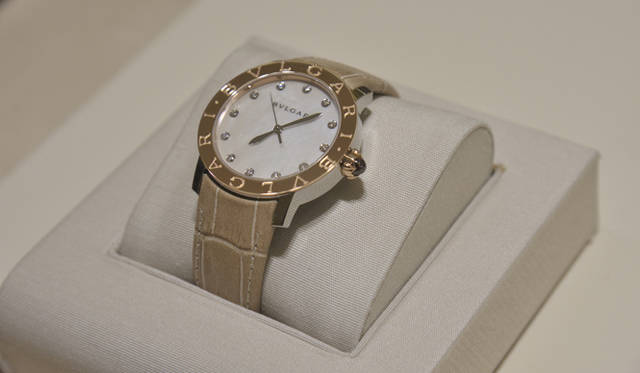 <strong>BVLGARI｜「ブルガリ・ブルガリ」パーティリポート</strong>　これまで黒やブラウンが中心だった「ブルガリ・ブルガリ」だが、リニューアル後はライトベージュがメインカラーに。カボションカットのピンクストーンがあしらわれたクラウンも印象的。ぐっとフェミニンな表情だ。