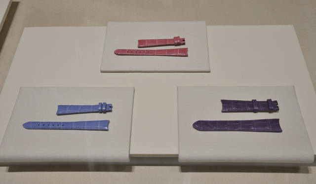 <strong>BVLGARI｜「ブルガリ・ブルガリ」パーティリポート</strong>　替えストラップには、ピンク、ブルー、パープルといった、ブルガリらしいジュエルカラーがラインナップ。