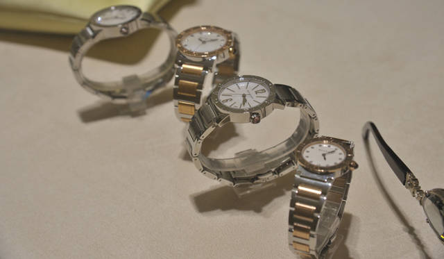 <strong>BVLGARI｜「ブルガリ・ブルガリ」パーティリポート</strong>　ブレスレットタイプも、フェイスの大きさや色の組み合わによってバリエーションが豊富。