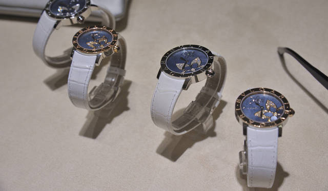 <strong>BVLGARI｜「ブルガリ・ブルガリ」パーティリポート</strong>　マザーオブパールのダイヤルの上に配されたフラワーモチーフは、ブルガリの今年のテーマである「メディテラネアン・エデン（地中海の楽園）」から着想を得たもの。