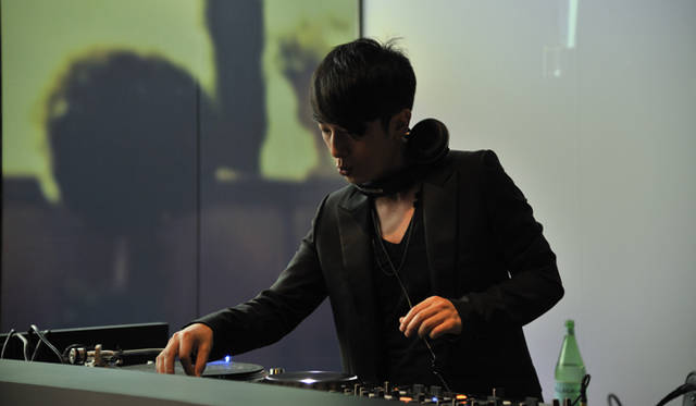 <strong>BVLGARI｜「ブルガリ・ブルガリ」パーティリポート</strong>　DJ KAWASAKIさんよるDJプレイも会場を盛り上げた。