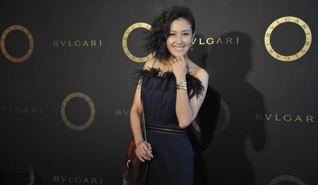 <strong>BVLGARI｜「ブルガリ・ブルガリ」パーティリポート</strong>　タレントの岡本夏生さんは、「パレンテシ」のネックレスとイヤリング、「ビー・ゼロワン」のリング、「セルペンティ」のバッグとウォッチ（私物）を纏って登場。