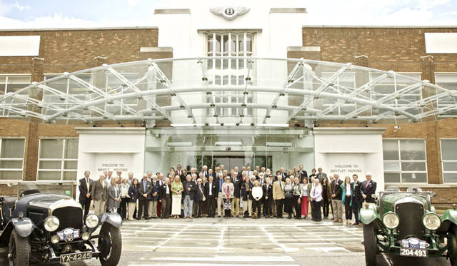 <strong>BENTLEY｜ベントレー</strong>　ベントレー本社工場前での参加者との記念撮影。