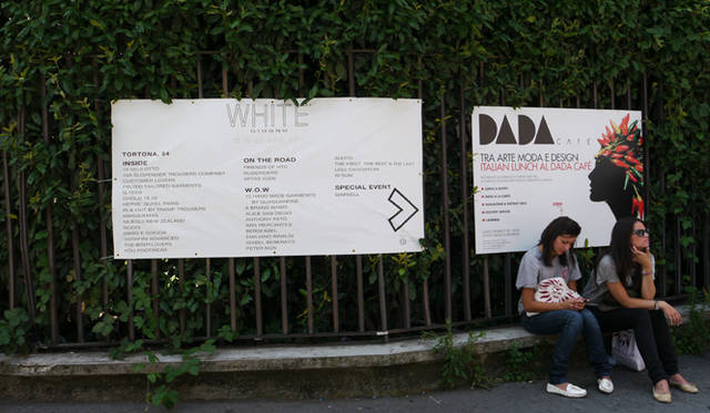 <strong>WHITE GIUGNO 2011｜ホワイト ジューニョ 2011年</strong>　ホワイトの入り口にある看板。