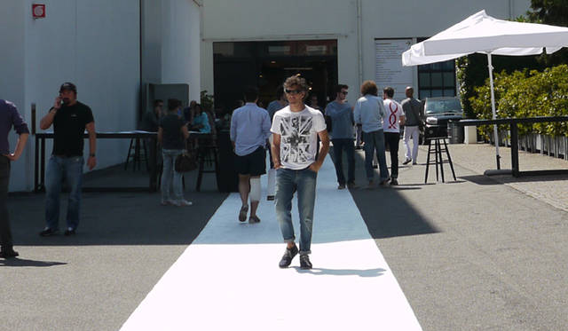 <strong>WHITE GIUGNO 2011｜ホワイト ジューニョ 2011年</strong>　入り口を入るとホワイトカーペット調に白いマテリアルがひかれ、それが白い建物までつづいている。 