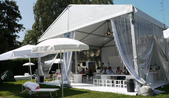 <strong>WHITE GIUGNO 2011｜ホワイト ジューニョ 2011年</strong>　カフェも真っ白。