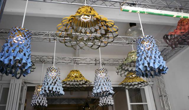 <strong>WHITE GIUGNO 2011｜ホワイト ジューニョ 2011年</strong>　建物のエントランスに提げられた、ペーパークラフトランプ。ときどきグルグルと回転し、モダンな趣だ。