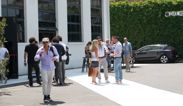 <strong>WHITE GIUGNO 2011｜ホワイト ジューニョ 2011年</strong>　中庭では机と椅子がおかれ、人々が談笑していた。