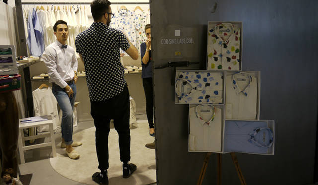 <strong>WHITE GIUGNO 2011｜ホワイト ジューニョ 2011年</strong>　ブースはパーテーションで区切られ、それぞれディスプレイが工夫されていた。