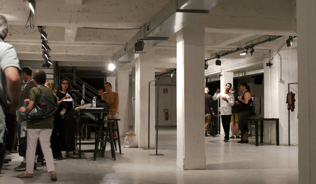 <strong>WHITE GIUGNO 2011｜ホワイト ジューニョ 2011年</strong>　メインスペースの地下にある「BASEMENT（地下）」。パーテーションのないオープンなスペースに、複数のブランドが展示していた。