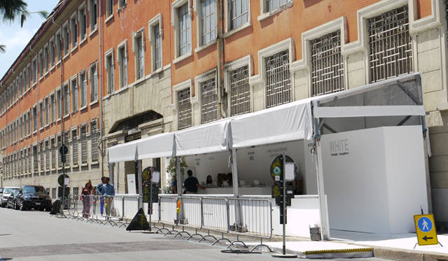 <strong>WHITE GIUGNO 2011｜ホワイト ジューニョ 2011年</strong>　トルトーナ通りを挟んだ会場（TORTONA54）。