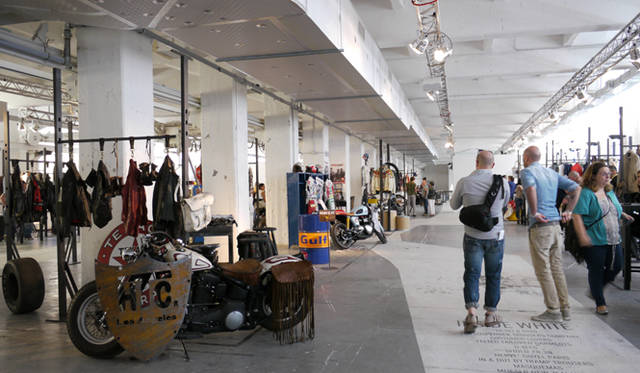 <strong>WHITE GIUGNO 2011｜ホワイト ジューニョ 2011年</strong>　白を基調としたオープンスペース。ハーレーダヴィッドソンなどのオールドバイクが多くディスプレイされていた。